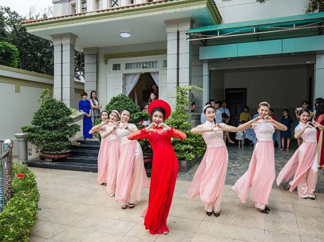 Cô dâu cùng dàn bê tráp nổi rần rần sau một đêm nhờ clip nhảy amp;#34;Cô Ba Sài Gònamp;#34; - 2