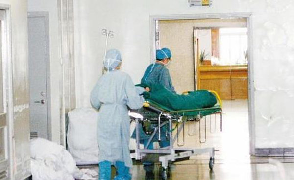 Hành động lúc nửa đêm của bà mẹ sinh con chết lưu khiến nữ y tá rơi lệ - 1