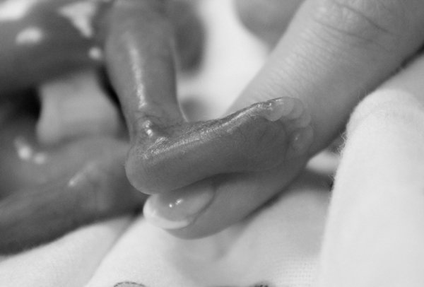 Hành động lúc nửa đêm của bà mẹ sinh con chết lưu khiến nữ y tá rơi lệ - 2