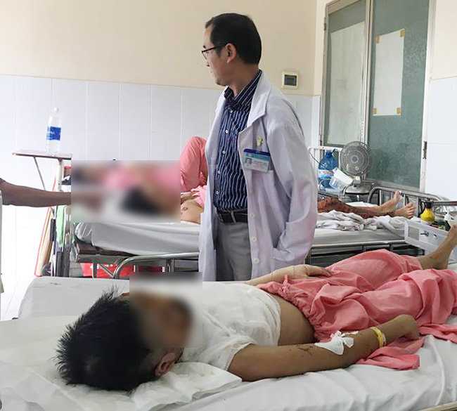 Cô gái 17 tuổi bất ngờ bị tạt axit trên đường đi làm về, nguy cơ mù 2 mắt - 2