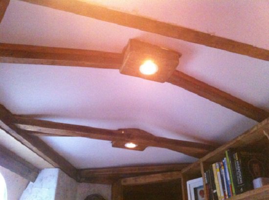 yeu thich phim hobbit, anh chang tu tay xay nha ti hon cuc dep ngay trong vuon - 13