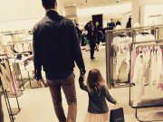 Làm mẹ - Câu hỏi gây tranh cãi: Bố nên đưa con gái vào nhà vệ sinh nam hay nữ?