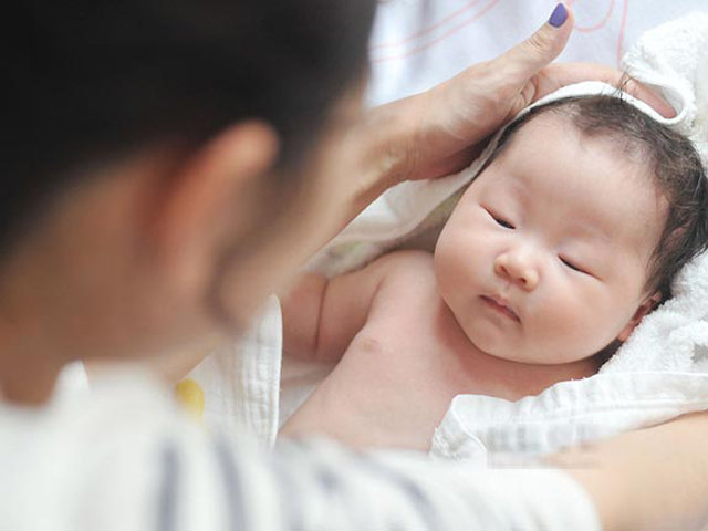 Trẻ bị viêm phổi có được tắm không?