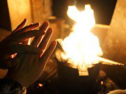 Tin tức - Người Hà Nội đốt lửa sưởi ấm trong đêm rét nhất từ đầu mùa đông