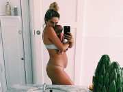 Bà bầu - Là một người mẫu nổi tiếng, bà mẹ này vẫn tự tin khoe thân hình kém đẹp sau sinh