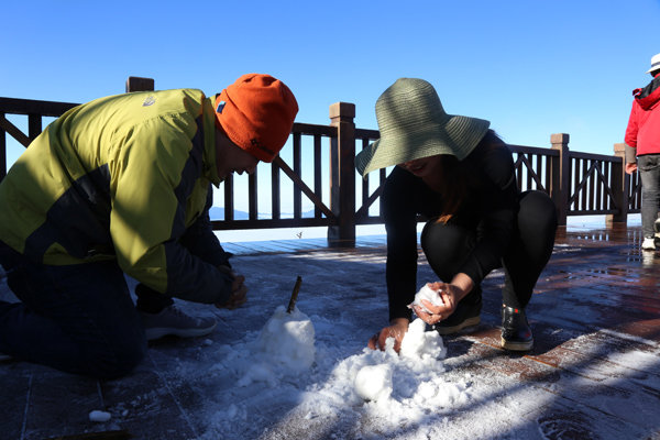 Bất ngờ cảnh sương muối, băng tuyết phủ trắng trên đỉnh Fansipan - 5