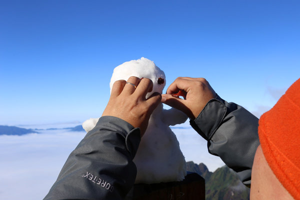 Bất ngờ cảnh sương muối, băng tuyết phủ trắng trên đỉnh Fansipan - 6