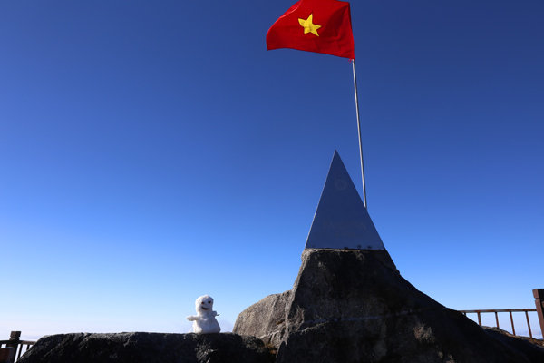 Bất ngờ cảnh sương muối, băng tuyết phủ trắng trên đỉnh Fansipan - 7