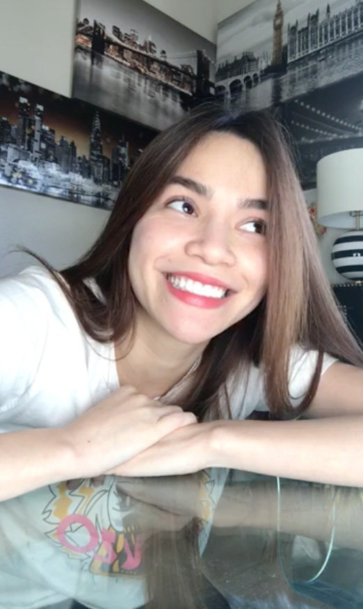 Hồ Ngọc Hà ngượng đỏ mặt khi Kim Lý bất ngờ thò đầu vào lúc cô đang livestream - 4