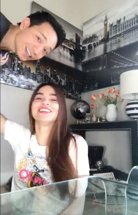 Hồ Ngọc Hà ngượng đỏ mặt khi Kim Lý bất ngờ thò đầu vào lúc cô đang livestream - 2