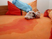 Nhà đẹp - Mách mẹ cách xử lý triệt để vết ố và mùi khai do nước tiểu của trẻ trên chăn đệm