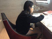 Làng sao - Phương Mỹ Chi "tận dụng" nhà vệ sinh khách sạn để học bài khi đi lưu diễn