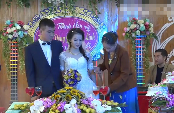 Xôn xao đám cưới khách mời nườm nượp xếp hàng lên tặng vàng cho cô dâu chú rể - 1