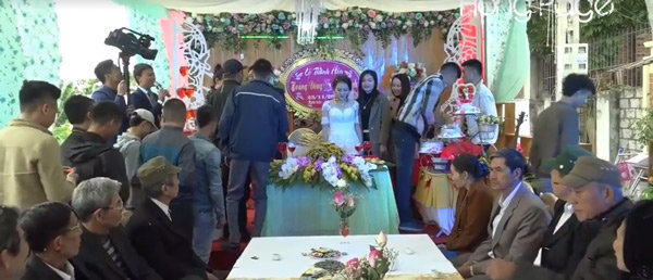 Xôn xao đám cưới khách mời nườm nượp xếp hàng lên tặng vàng cho cô dâu chú rể - 7