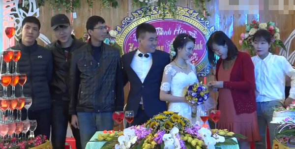 Xôn xao đám cưới khách mời nườm nượp xếp hàng lên tặng vàng cho cô dâu chú rể - 2