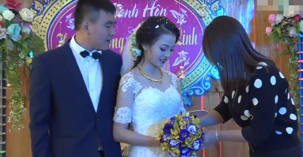 Xôn xao đám cưới khách mời nườm nượp xếp hàng lên tặng vàng cho cô dâu chú rể - 3