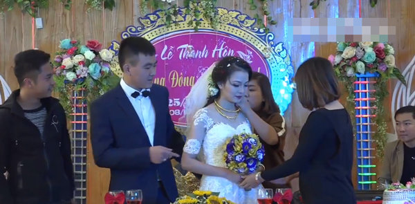 Xôn xao đám cưới khách mời nườm nượp xếp hàng lên tặng vàng cho cô dâu chú rể - 4