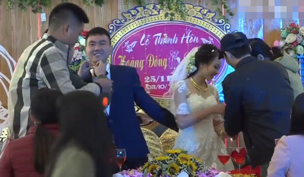 Xôn xao đám cưới khách mời nườm nượp xếp hàng lên tặng vàng cho cô dâu chú rể - 5