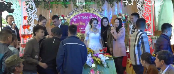 Xôn xao đám cưới khách mời nườm nượp xếp hàng lên tặng vàng cho cô dâu chú rể - 6