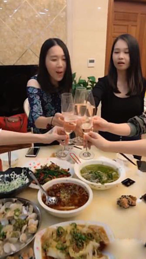 Video các bố dỗ dành con nhỏ cho mẹ thoải mái ăn nhậu khiến dân mạng thích thú - 2