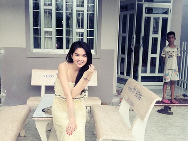 Bất ngờ với những căn nhà ở quê đơn sơ trái ngược với nhà tiền tỷ của sao Việt