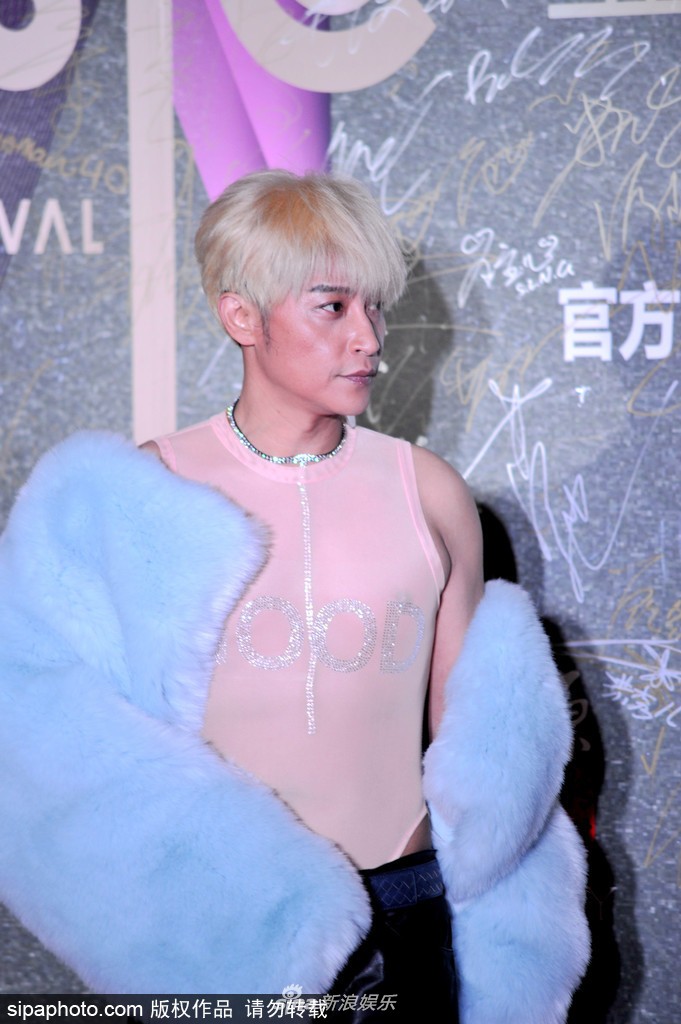 Chán diện đồ hở, amp;#34;Nhĩ Tháiamp;#34; Trần Chí Bằng mặc hẳn áo lông đi sự kiện - 1