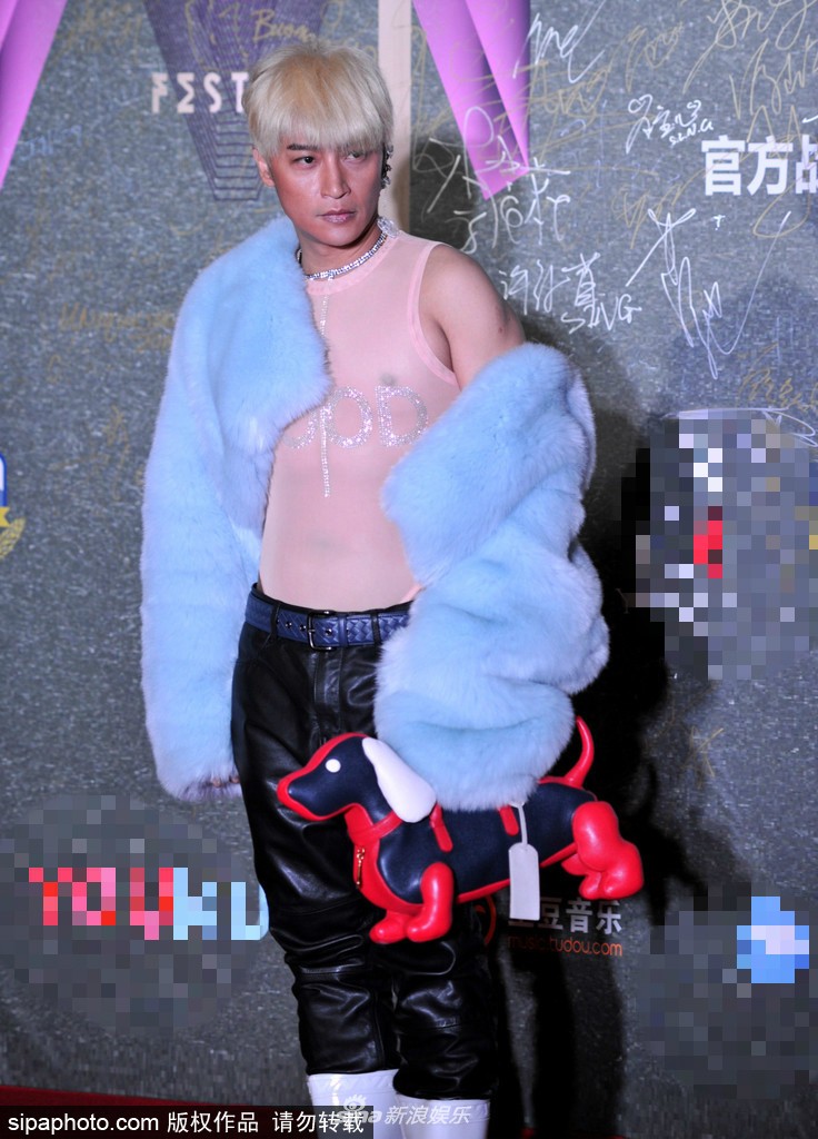 Chán diện đồ hở, amp;#34;Nhĩ Tháiamp;#34; Trần Chí Bằng mặc hẳn áo lông đi sự kiện - 5