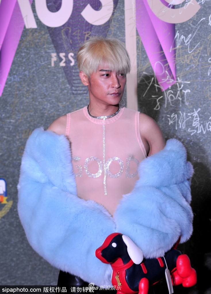 Chán diện đồ hở, amp;#34;Nhĩ Tháiamp;#34; Trần Chí Bằng mặc hẳn áo lông đi sự kiện - 4