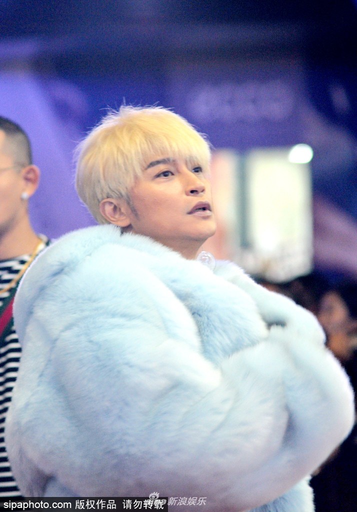 Chán diện đồ hở, amp;#34;Nhĩ Tháiamp;#34; Trần Chí Bằng mặc hẳn áo lông đi sự kiện - 2