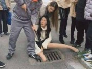 Clip Eva - Cắm mặt vào điện thoại, cô nàng thụt cả đùi xuống hố ga