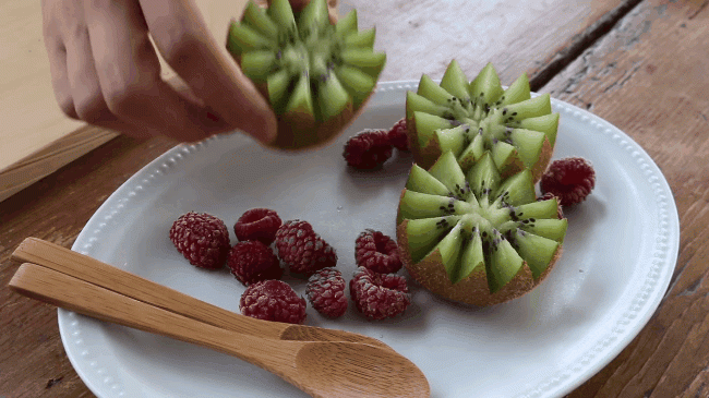 2 cách bổ và bày quả kiwi lên đĩa đẹp mắt ai nhìn cũng thích thú - 5
