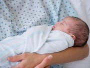 Làm mẹ - Cách quấn khăn cho trẻ sơ sinh vào mùa lạnh chuẩn nhất giúp bé đủ ấm mà an toàn