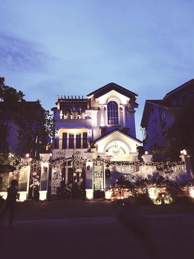 biet thu trieu do cua di bang trang tri giang sinh ruc ro - 1