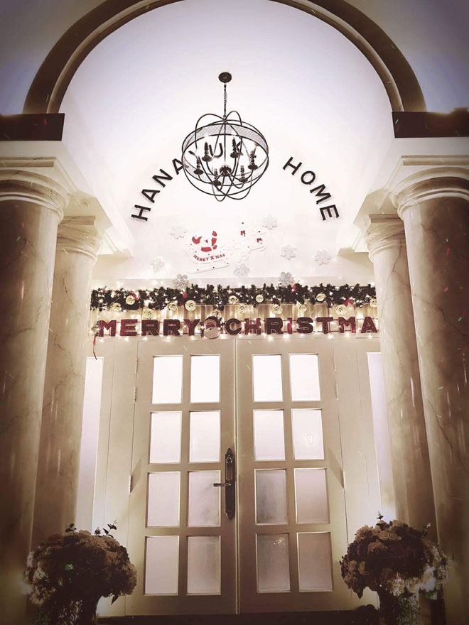 biet thu trieu do cua di bang trang tri giang sinh ruc ro - 8