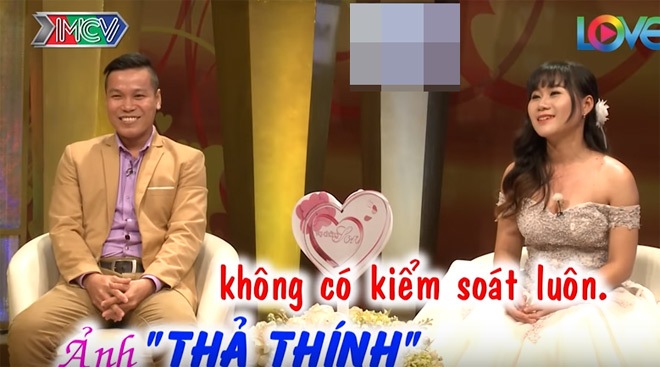 Cưới được vợ trẻ đẹp như hoa, chồng vẫn ngày đêm “rắc thính” gái lạ - 1