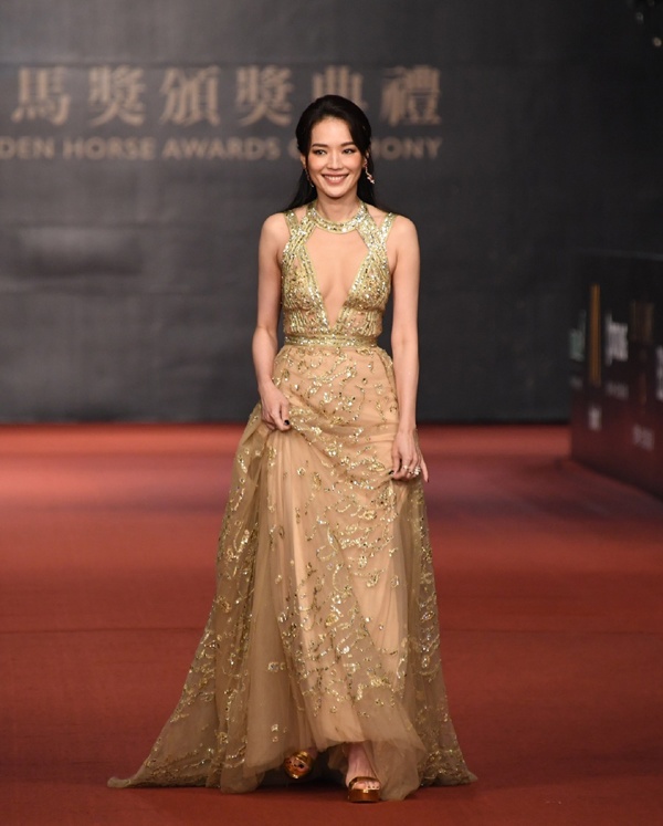 Hiếm có ngôi sao nào ngực lép mà chịu khó khoe như Thư Kỳ! - 1