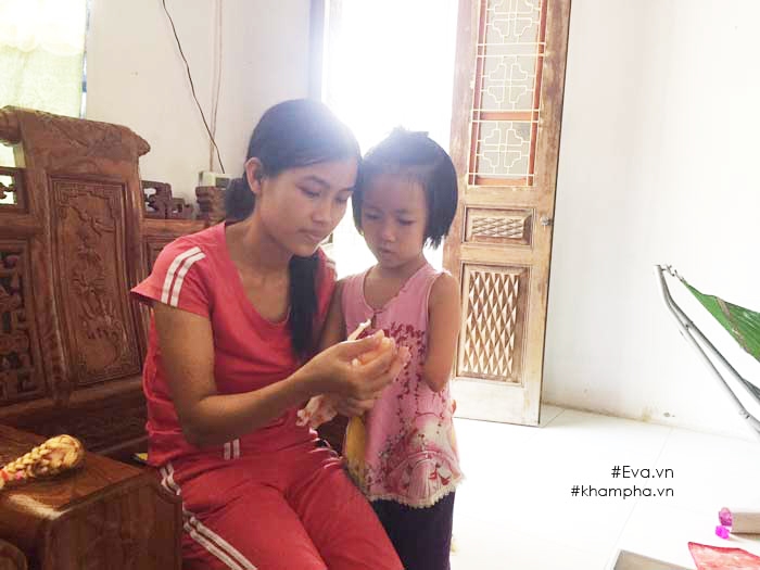 Cô bé không tay học chữ qua ô cửa sổ, ngày ngày tập viết khiến chân rướm máu - 1