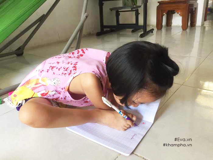 Cô bé không tay học chữ qua ô cửa sổ, ngày ngày tập viết khiến chân rướm máu - 4