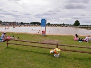 Tin tức - Nghĩ con sợ nước, mẹ và cha dượng bỏ mặc con ở hồ bơi và cái kết khủng khiếp