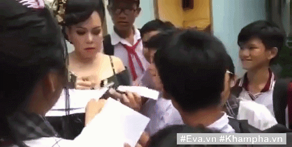 Việt Hương amp;#34;toát mồ hôi hộtamp;#34; vì cả đám trẻ phục sẵn, bủa vây ngay cổng trường quay - 1
