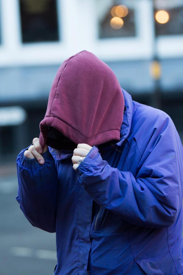 Nghĩ con sợ nước, mẹ và cha dượng bỏ mặc con ở hồ bơi và cái kết khủng khiếp - 2