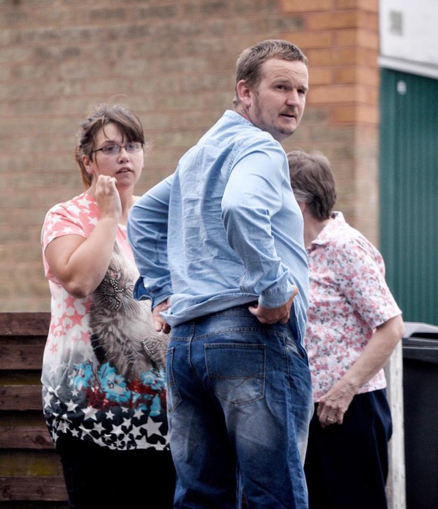 Nghĩ con sợ nước, mẹ và cha dượng bỏ mặc con ở hồ bơi và cái kết khủng khiếp - 3