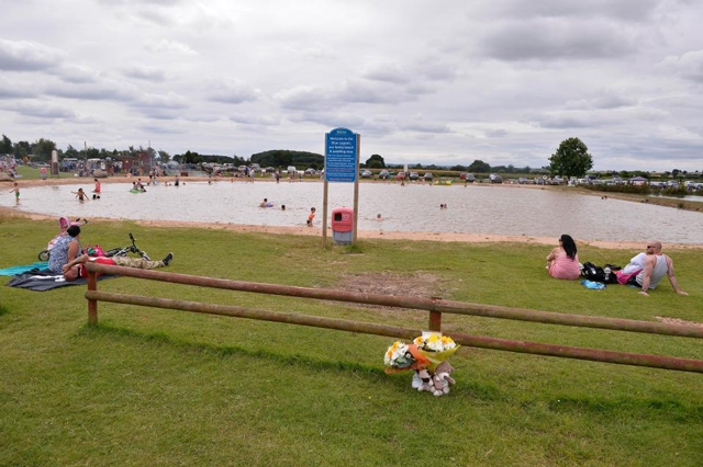 Nghĩ con sợ nước, mẹ và cha dượng bỏ mặc con ở hồ bơi và cái kết khủng khiếp - 4