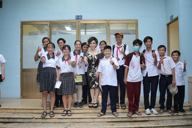 Việt Hương amp;#34;toát mồ hôi hộtamp;#34; vì cả đám trẻ phục sẵn, bủa vây ngay cổng trường quay - 5