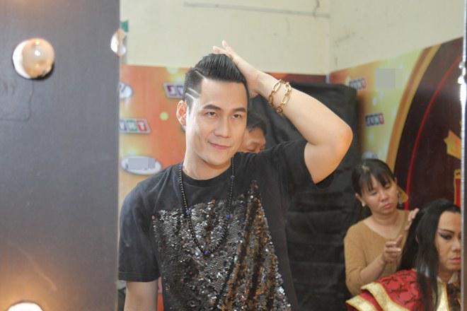 Việt Hương amp;#34;toát mồ hôi hộtamp;#34; vì cả đám trẻ phục sẵn, bủa vây ngay cổng trường quay - 13