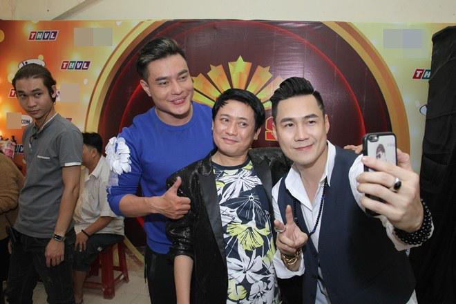 Việt Hương amp;#34;toát mồ hôi hộtamp;#34; vì cả đám trẻ phục sẵn, bủa vây ngay cổng trường quay - 17