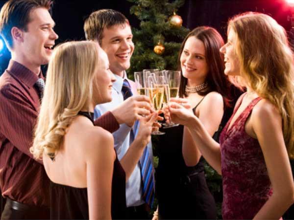 Hí hửng vì có bạn gái xinh như hotgirl, anh chàng tái mặt khi khoe người yêu với bạn - 2