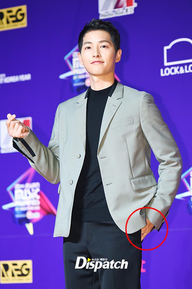 Có tin Song Hye Kyo bí mật đến MAMA nhưng Song Joong Ki lại một mình đi thảm đỏ - 3