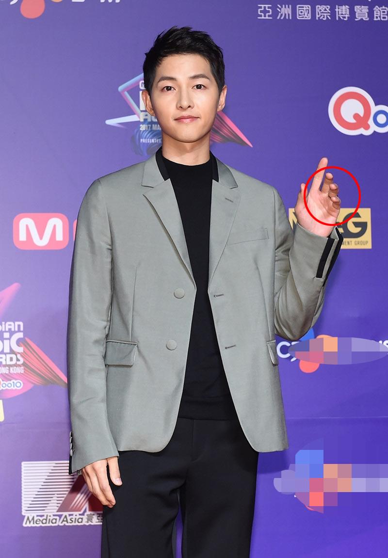 Có tin Song Hye Kyo bí mật đến MAMA nhưng Song Joong Ki lại một mình đi thảm đỏ - 4