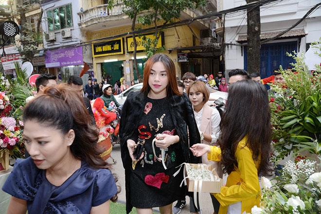 Hồ Ngọc Hà “trốn” Kim Lý hội ngộ dàn sao khủng tại Hà Nội - 1
